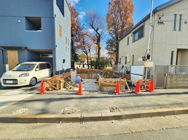 練馬区平和台4丁目 限定1棟の前面道路含む現地写真|歩道付9.5ｍ公道に面した整形地
交通量も少ない街路で家族に優しい住まいを
前面道路には歩道が整備され安心安全の立地です