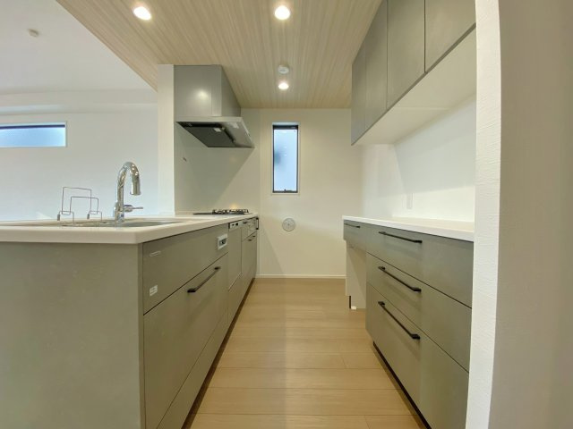 練馬区平和台4丁目 限定1棟のその他|―施工例写真―
タッチレス水栓(標準仕様)
水栓部分を触らずに手を洗うことができるので衛生的に使用でき、使用頻度の高いキッチン水栓では家事効率もUPいたします