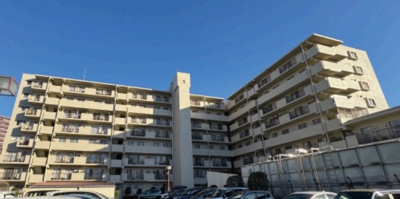 【外観】 | 東建ニューハイツ入間 | ガーデニングやお子様の遊び場としてもお使いいただける、専用庭付き2LDK！1階の住戸なので下の階の方を気にせず過ごせます！