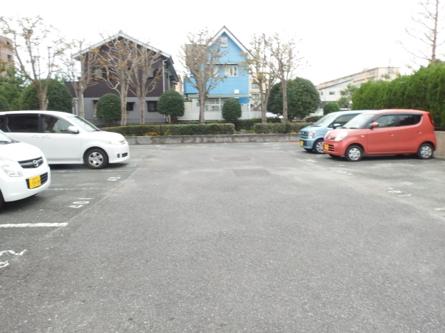 ロイヤルパーク緑丘の駐車場