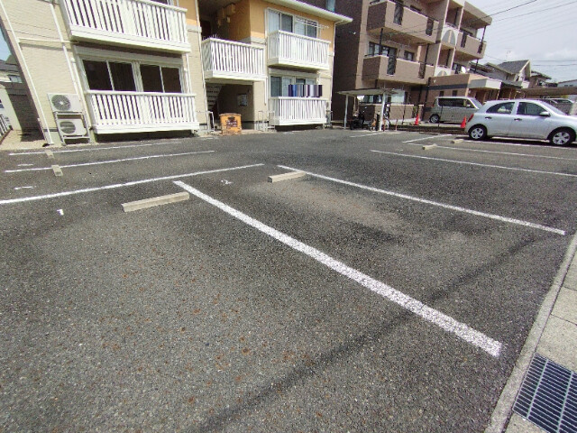 ロータスコート百々西の駐車場