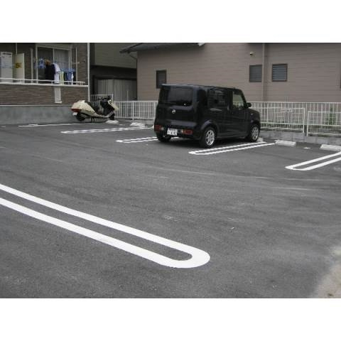 フリーデの駐車場