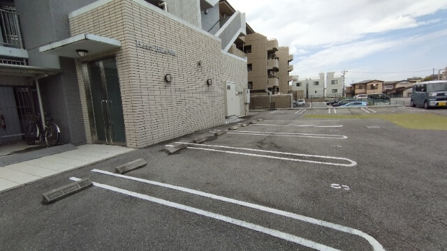 ハートヒルズ井田の駐車場