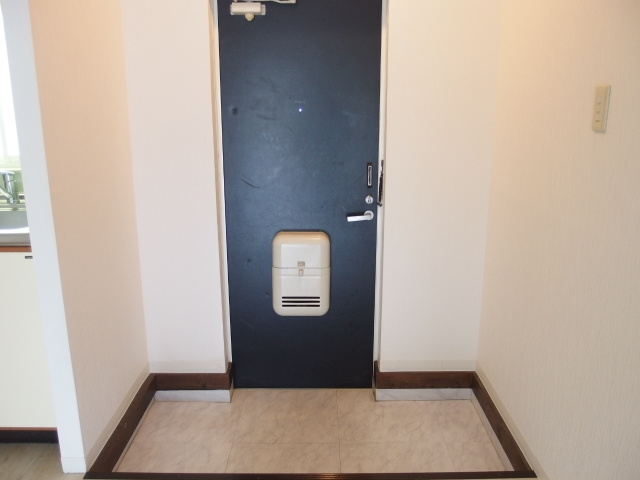 コーポラスノベルティＤ棟の玄関