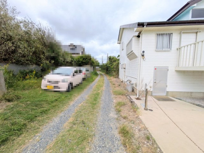 【前面道路含む現地写真】 | 【再建築不可】鹿嶋市大字大小志崎　軽量鉄骨造平屋