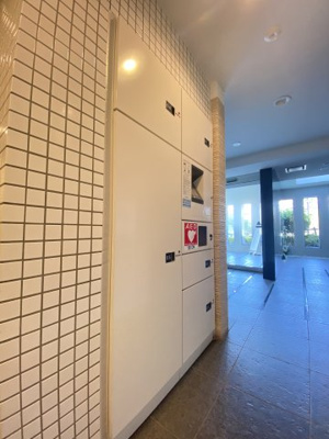 【その他共用部分】 | セルアージュ横濱大口リュミエール | 荷物の受け取りに便利な宅配ボックスです。