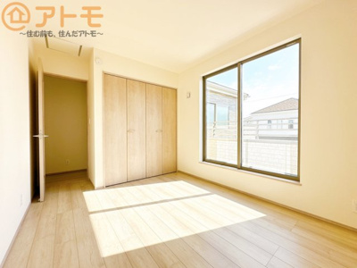 【寝室】 | 葵区田町7期　新築戸建　B号棟 | バルコニーに面したお部屋なので、布団などの大きなものも楽々干せます♪
