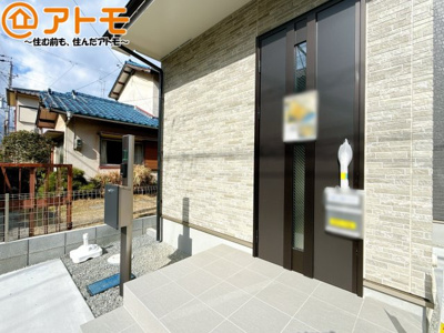 【玄関】 | 葵区田町7期　新築戸建　A号棟 | 落ち着いた色合いの玄関はダブルロックで防犯性に優れた仕様になっています♪