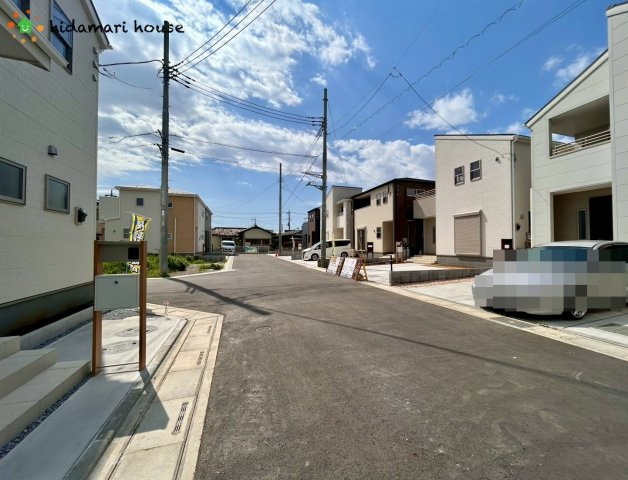 上尾市小敷谷第2　新築戸建　リーブルガーデン11の前面道路含む現地写真