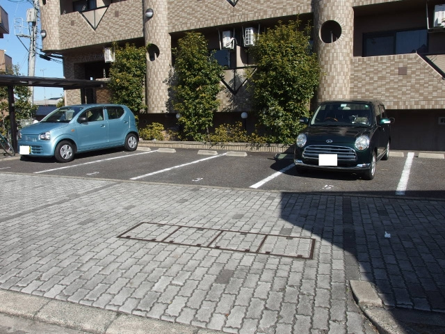 ティアラ八帖の駐車場