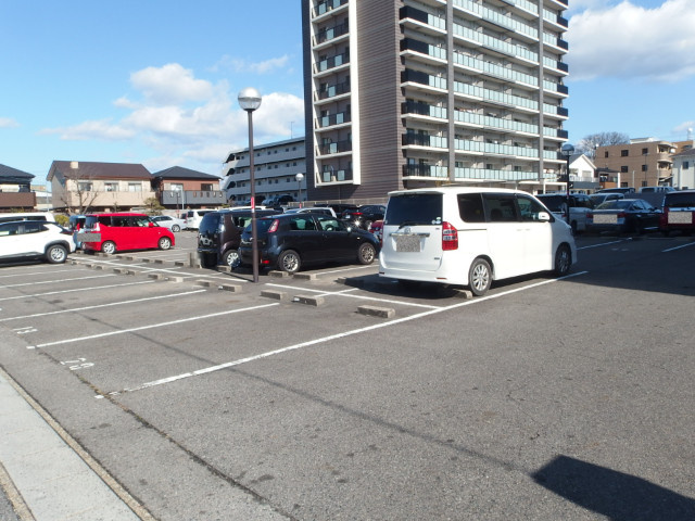 スリーエイト北町の駐車場