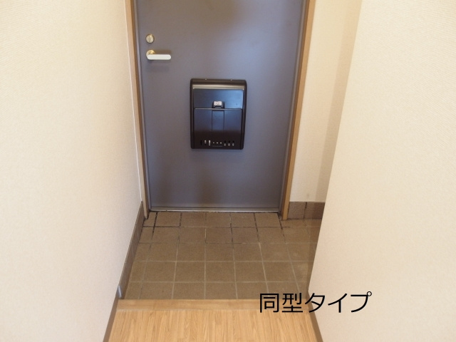 天神山マンションⅡ号館の玄関