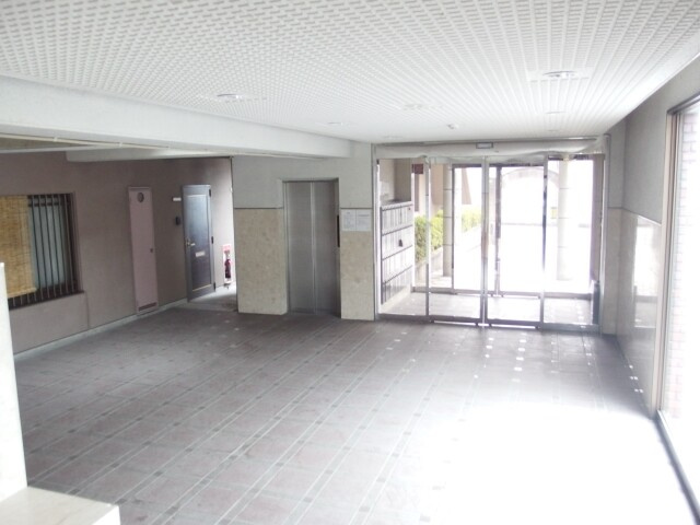 天神山マンションⅠ号館のエントランス