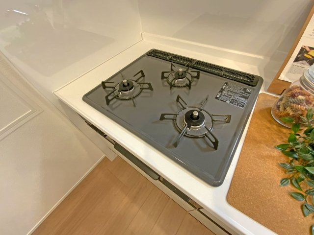 サンヴェール舞子二番館のキッチン|三口コンロ