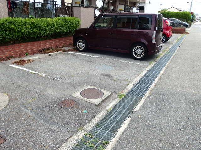 メゾンむつなの駐車場