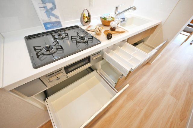 吹田ロイヤルマンションのキッチン|引き出しは大容量◎
カトラリー収納のご用意があり細々したものから大きな鍋などもゆったりと収納いただけます。