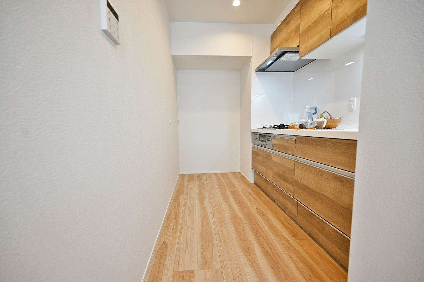 吹田ロイヤルマンションのキッチン|収納量が豊富なシステムキッチン。 
リフォームの際に新調済の為ピカピカのキッチンで新生活を迎えることが出来ます。