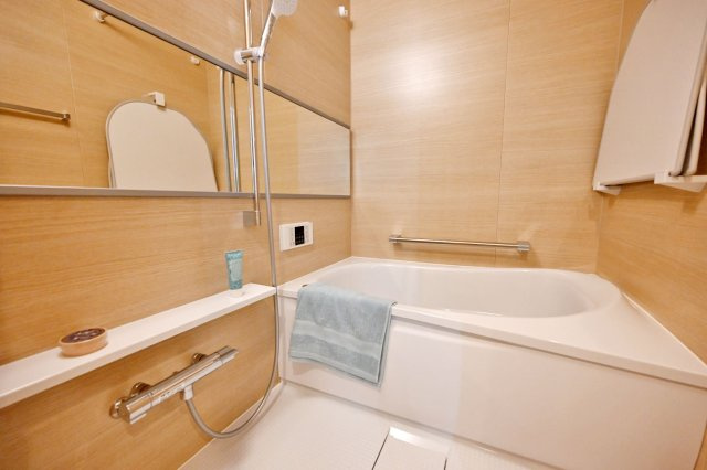 吹田ロイヤルマンションの浴室|一日の疲れを癒す心地よいバスタイムを実現します。
ワイドミラーが奥行き感を演出し、より広く感じさせてくれます。