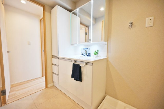 吹田ロイヤルマンションの独立洗面台|洗面化粧台と洗濯機置き場、バスルームがまとまっています。
水回りが1か所にあることで家事動線が良く、お掃除やお洗濯がしやすいですね。