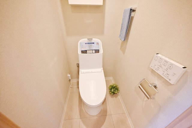 吹田ロイヤルマンションのトイレ|温水洗浄便座付きトイレで、座った時にヒヤっとせず年中快適なトイレ時間を過ごせます。