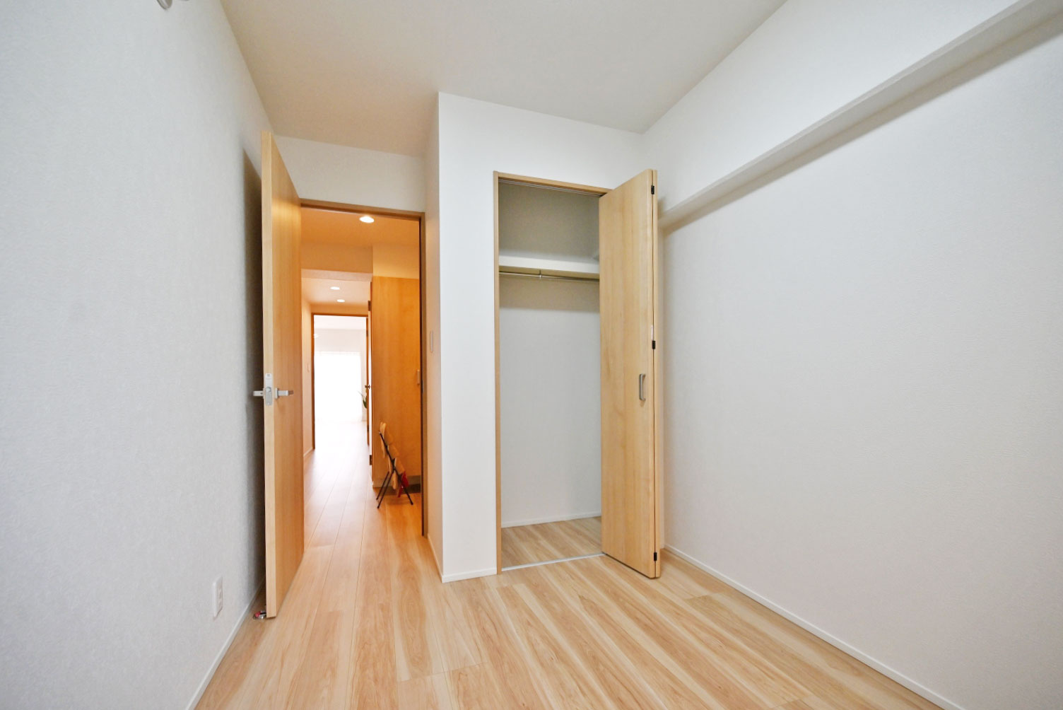 吹田ロイヤルマンションの洋室|-洋室4.1帖-
クローゼットはコンパクトなサイズですが、お洋服はしっかり収納していただけます。