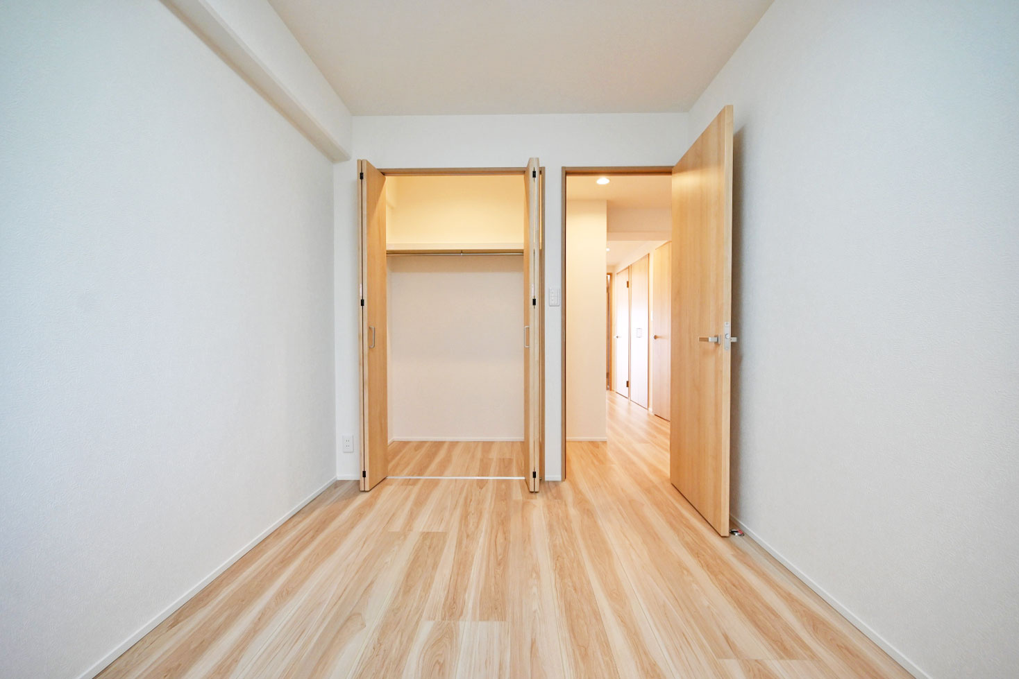 吹田ロイヤルマンションの洋室|-洋室5.5帖-
クローゼットは丈の長いコートや畳ジワを付けたくない衣類の保管に大活躍。鞄や帽子などのアイテムは枕棚へどうぞ。