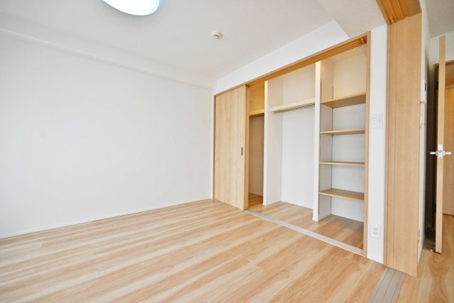 吹田ロイヤルマンションの洋室|-洋室6.0帖-
収納があるからこそインテリアにもこだわれます。ついついたくさん買ってしまうお洋服なども、広々とした収納空間のおかげでオフシーズンも大切に保管できます。