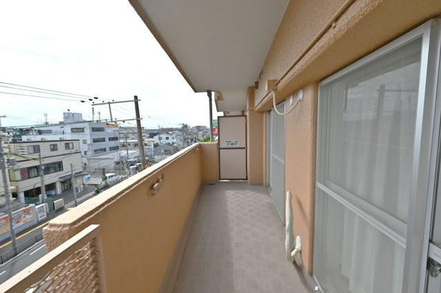 吹田ロイヤルマンションのバルコニー|南東バルコニーでいつもふかふかの洗濯物◎
心地よい日差しやさわやかな風を感じることができます！