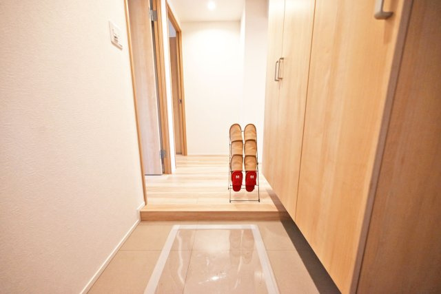 吹田ロイヤルマンションの玄関|十分な容量のシューズボックスを完備◎
広々として開放感がある玄関ホールは、来客時も気持ちよく迎えるこことができますね！