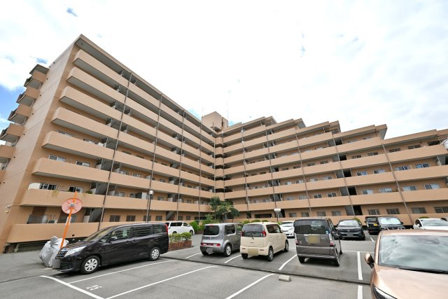 吹田ロイヤルマンションの駐車場|駐車場月額料金：10000円
※空き状況は要確認