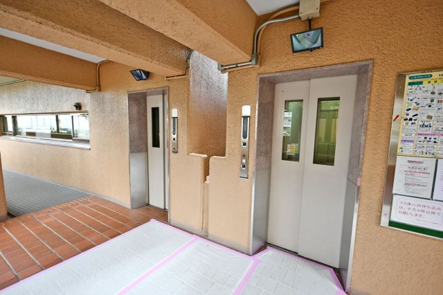 吹田ロイヤルマンションのその他共用部分|エレベーター2基付ございます。
朝の急いでる時間帯も待ち時間を最小限に抑えられるのは嬉しいポイント！