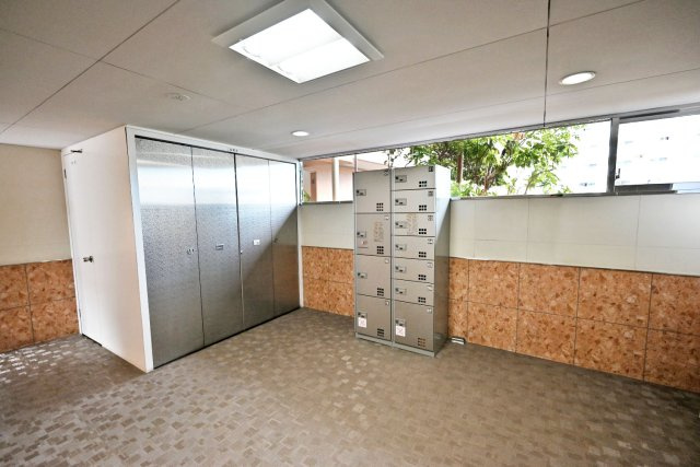 吹田ロイヤルマンションのその他共用部分|留守の際も安心して荷物が受け取れる宅配ボックス完備です。
