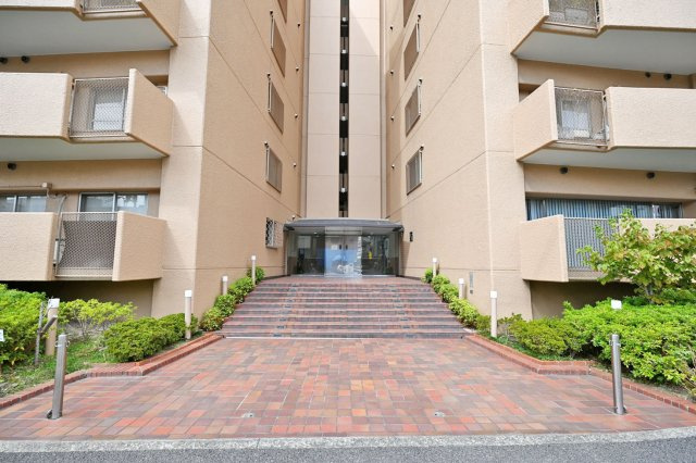 吹田ロイヤルマンションの外観|総戸数110戸のビックコミュニティ×エレベーター停止階◎
リフォーム済の為、即日ご案内可能です。皆様からのご連絡を心よりお待ちしております。