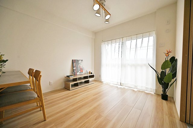 吹田ロイヤルマンションの居間・リビング|LDKはホワイト×ウッドで統一され、
木の温かみを感じられるくつろぎ空間に仕上がりです◎