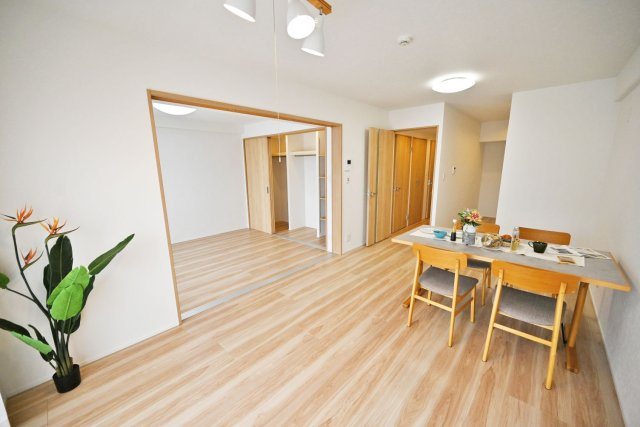 吹田ロイヤルマンションの居間・リビング|隣接した居室をリビングと一体に、書斎や趣味のスペースに、来客時には客間としてなど、使い勝手の良い間取りが日々の生活をより豊かにしてくれます。