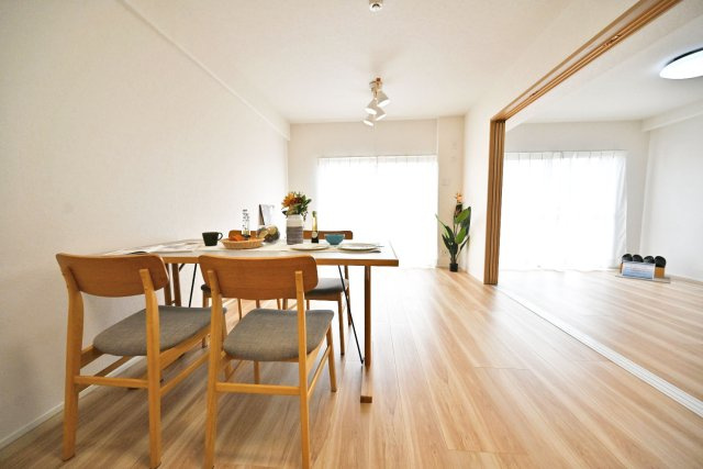 吹田ロイヤルマンションの居間・リビング|明るい陽が差し込む広々としたリビングは
家族のコミュニケーションが自然に増える間取りです。
