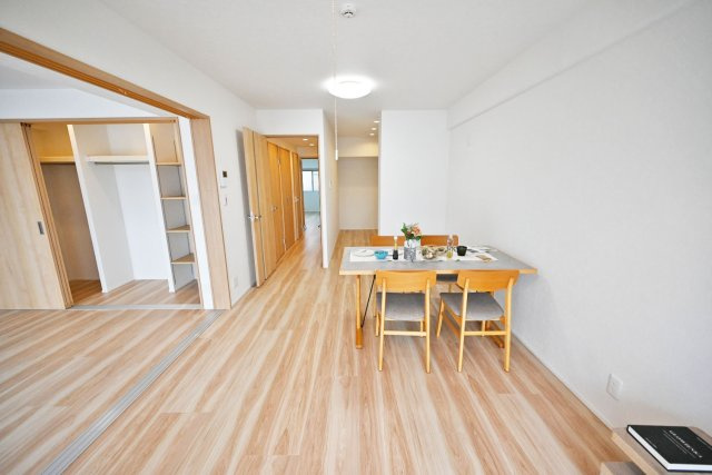 吹田ロイヤルマンションの居間・リビング|広くて明るいリビング・ダイニングは、自然と家族が集まりのびのびと寛げる空間になります。日光が遮られることなく、全体を照らすため一日中明るい空間を保ちます！