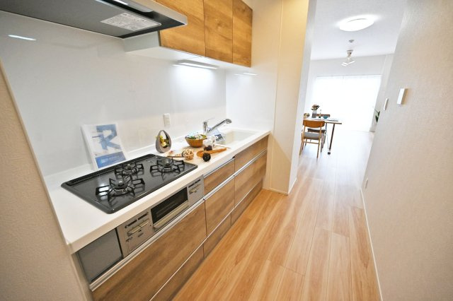 吹田ロイヤルマンションのキッチン|壁付けキッチンはコンロが壁に向かって設置されているため、リビングダイニングに匂いが広がりにくいメリットがあります。