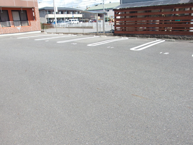 ロイヤルシティ小針の駐車場