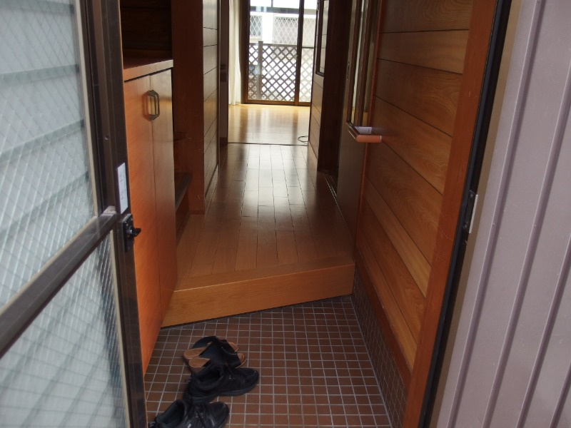井田町１丁目貸家の玄関