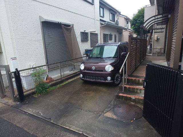 井田町１丁目貸家の駐車場