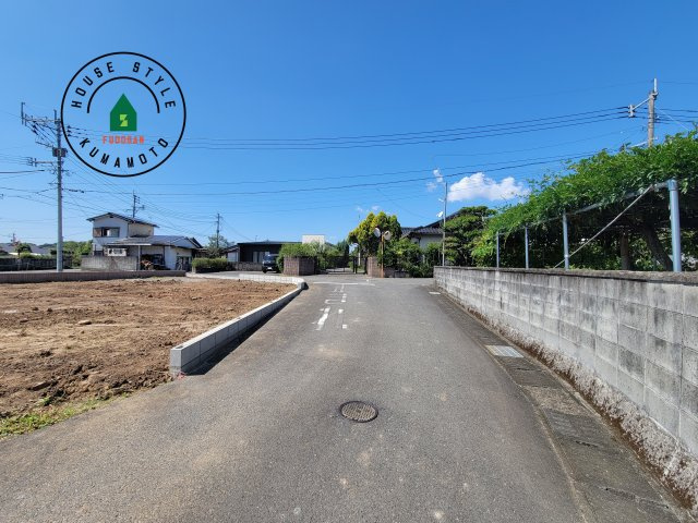 上益城郡益城町大字小池第1-1棟(1号棟)の前面道路含む現地写真|前面道路は閑静な住宅地をはしる車通りの少ない道路。お車の出し入れが苦手なママや小さなお子様にも安心ですね。しっかり舗装もされているので、ベビーカーや自転車で通っても快適に通行できます。