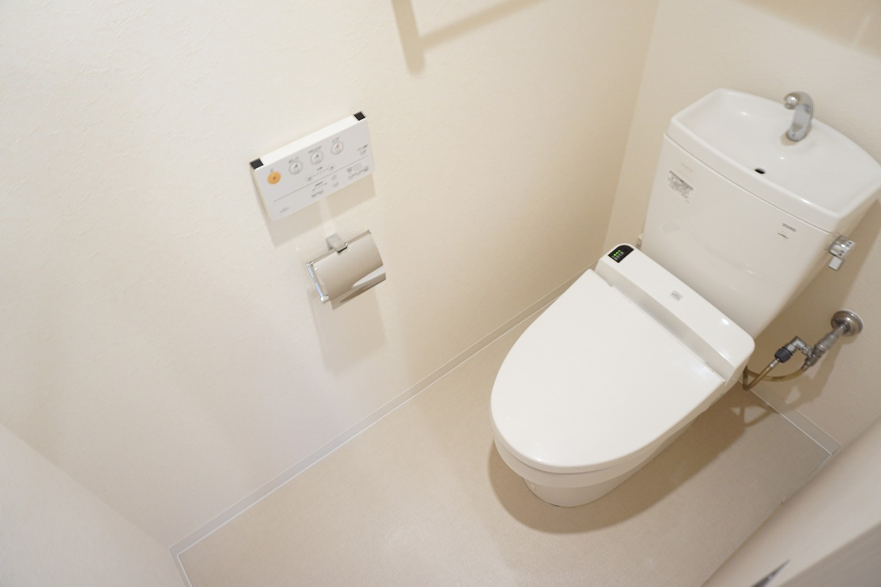 新品家具付きマンション下川端町16(KaGood福岡)のトイレ|落ち着いた色調のトイレです