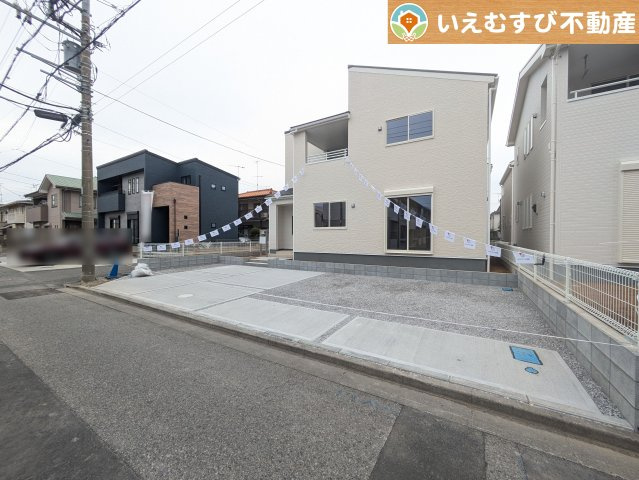 Livele Garden.S　深谷東方第2の駐車場|並列4台駐車可能なゆとりのカースペース
複数台車をお持ちでも、お友達が遊びに来てもゆとりの駐車スペース！