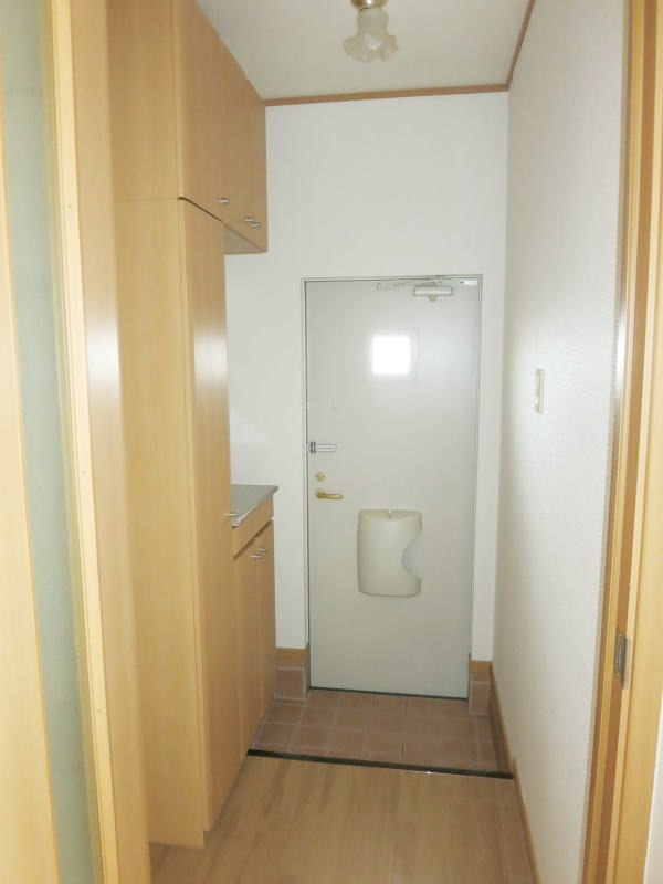 ルナエステラＢの玄関