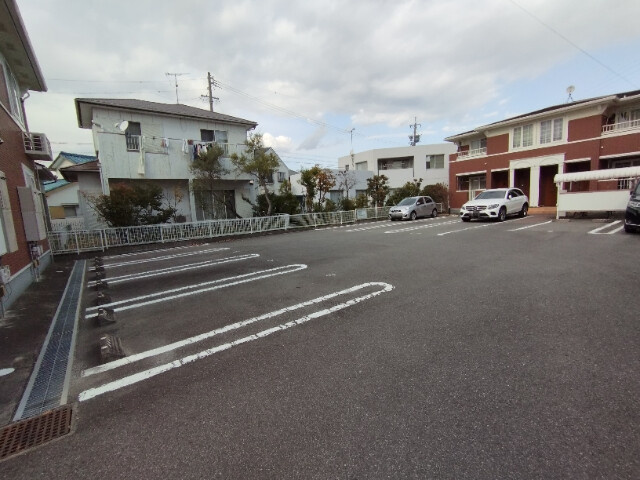 ルナエステラＢの駐車場