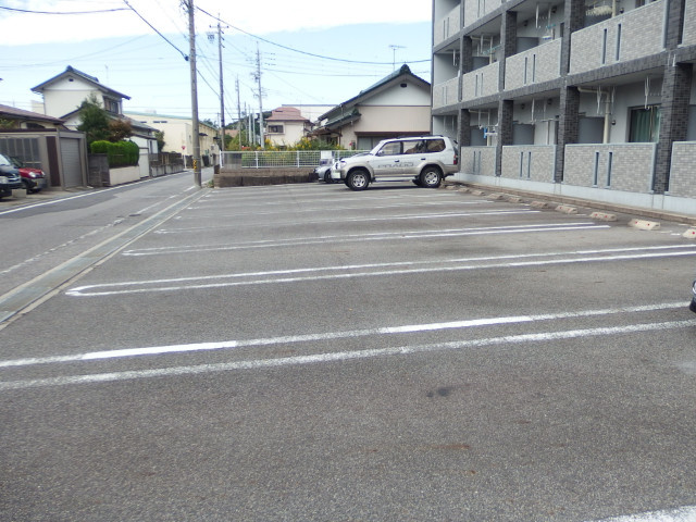 ローズパティオの駐車場