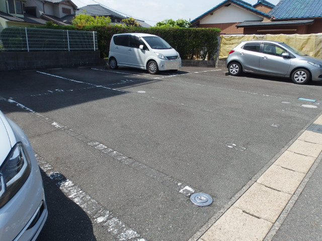 ヴィレッジ東海の駐車場