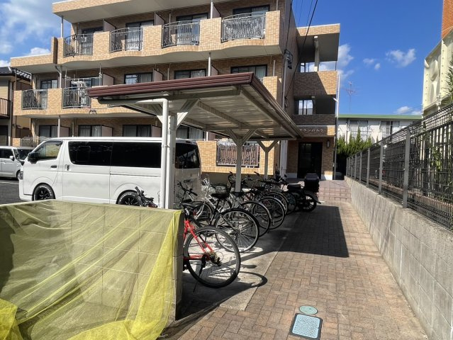 長久手市杁ヶ池一棟売りマンションのエントランス