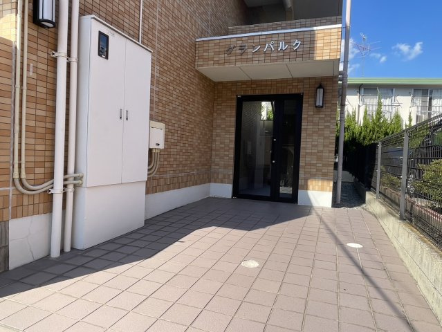 長久手市杁ヶ池一棟売りマンションのエントランス